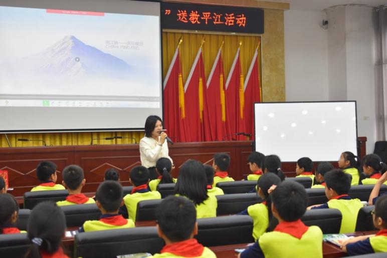 一群人正在听演讲描述已自动生成